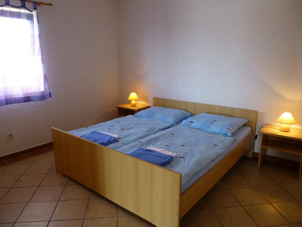 Apartments Villa Rosmarin Omišalj Habitación foto